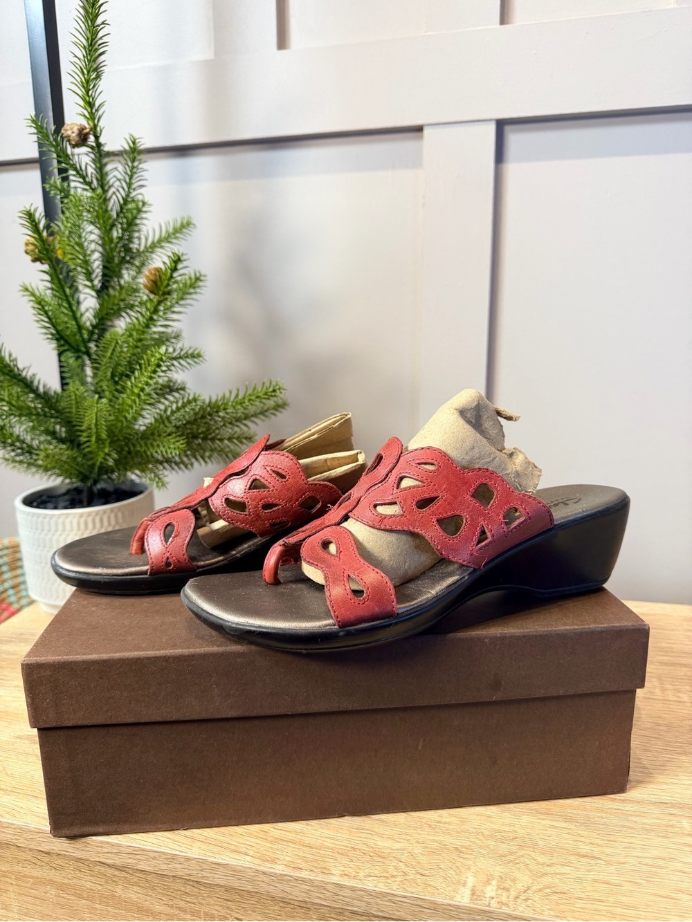 Women's Clarks, Red Leather Lacy Thong Sandal, size 8M Red Cutout